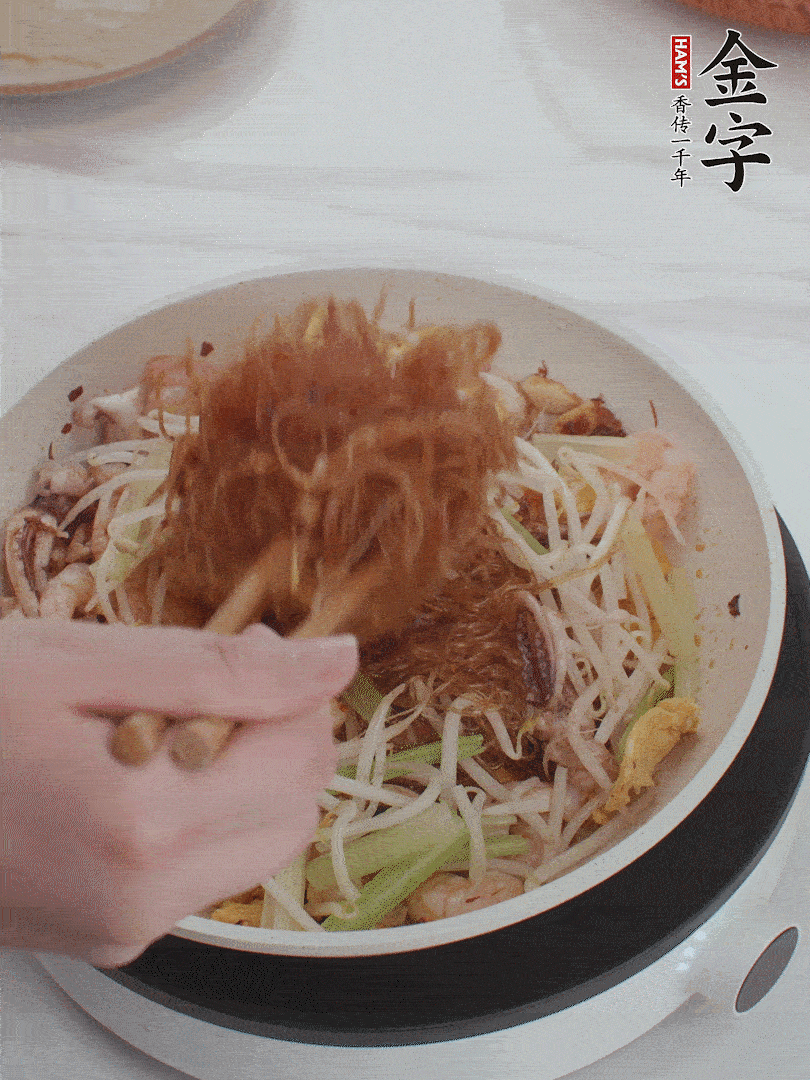 放焯好水的香芹、豆芽翻炒挑松。