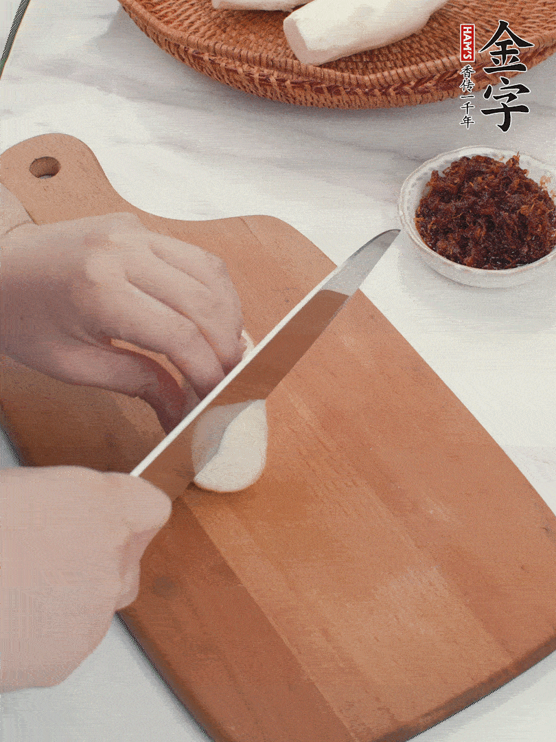 茭白剝殼，洗凈后切滾刀塊。