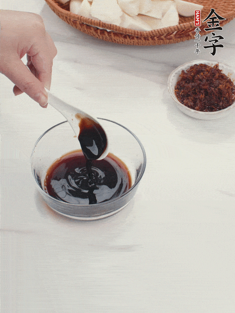 將生抽、老抽、黃酒和白砂糖在小碗里調(diào)成味汁。