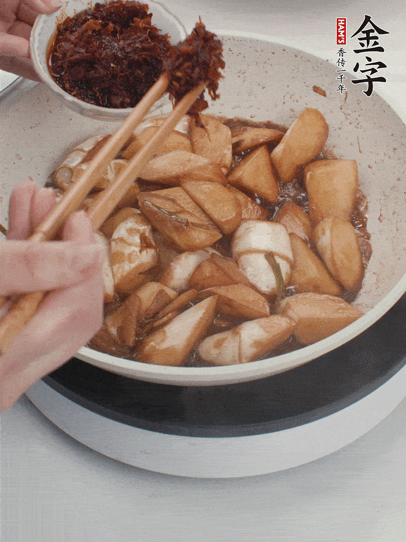 湯汁收濃，加金字火腿XO醬翻炒均勻。