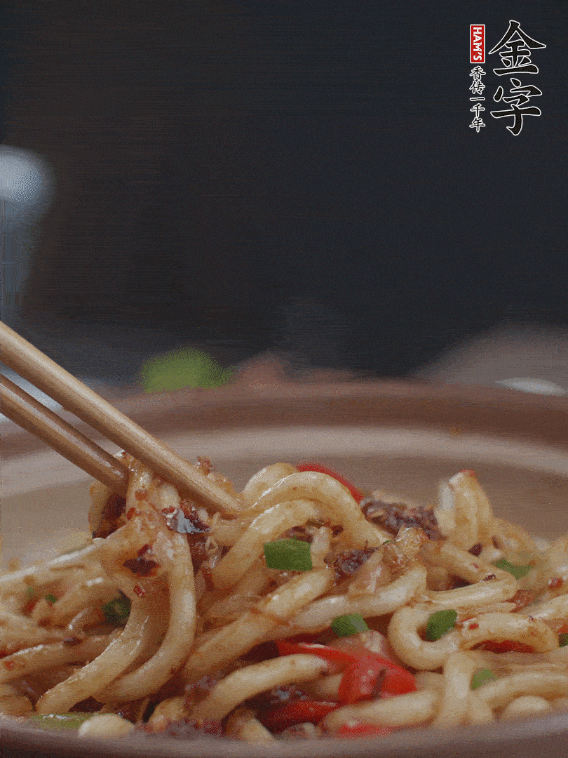 一小撮鹽調(diào)味。最后可以點(diǎn)綴香蔥段。