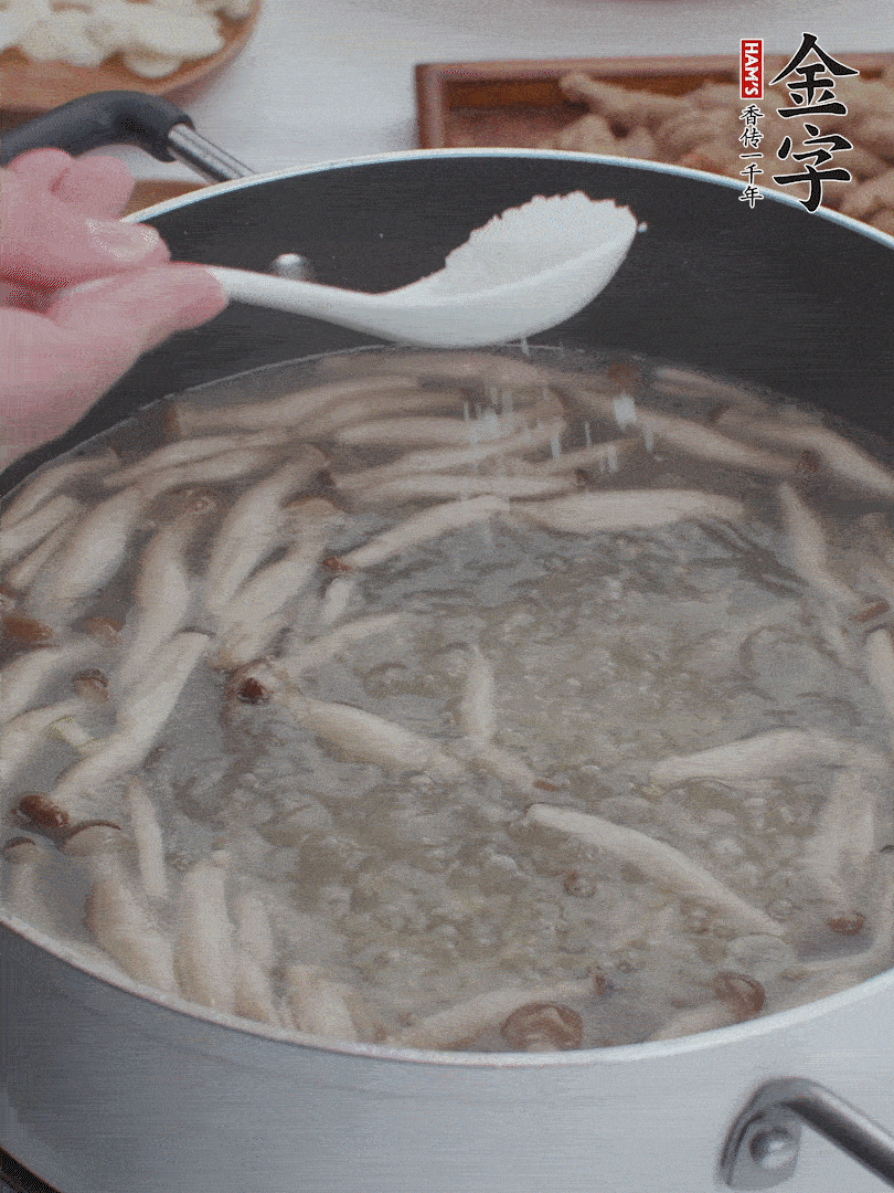 1勺鹽、一點(diǎn)胡椒粉調(diào)味。