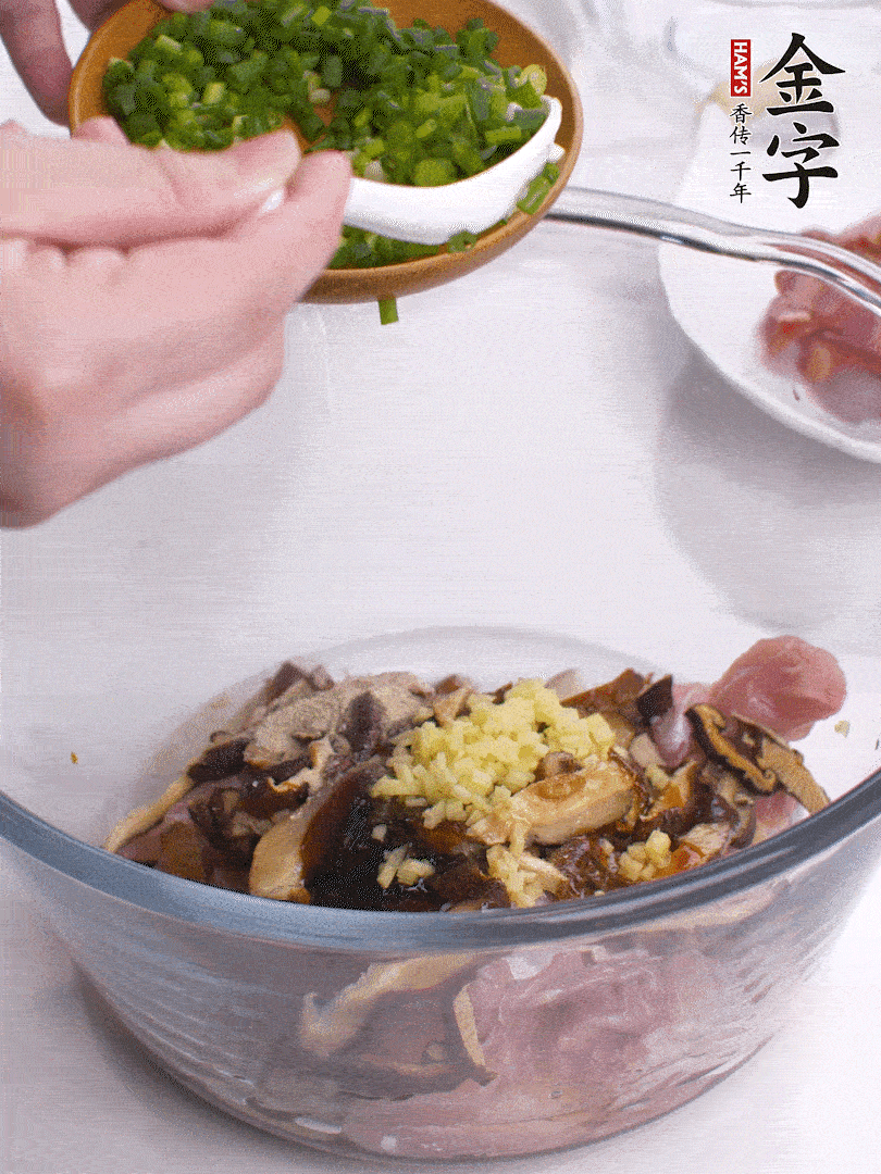 雞肉、香菇混合，加清水1/3杯、料酒1勺、蠔油1勺、鹽1勺、糖1/4勺、白胡椒1/4勺、食用油1勺、香油1/4勺、姜末、蔥花，攪拌均勻腌制2小時(shí)。