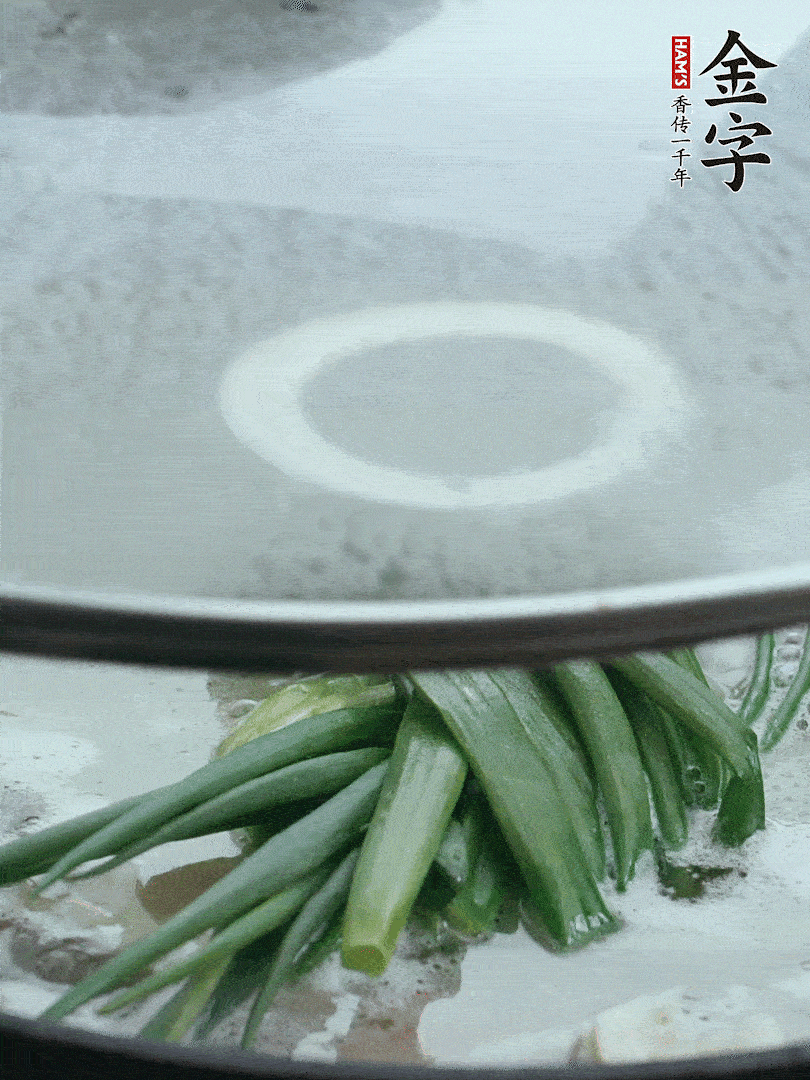 加蔥結(jié)去腥，大火開后中火燒20分鐘。