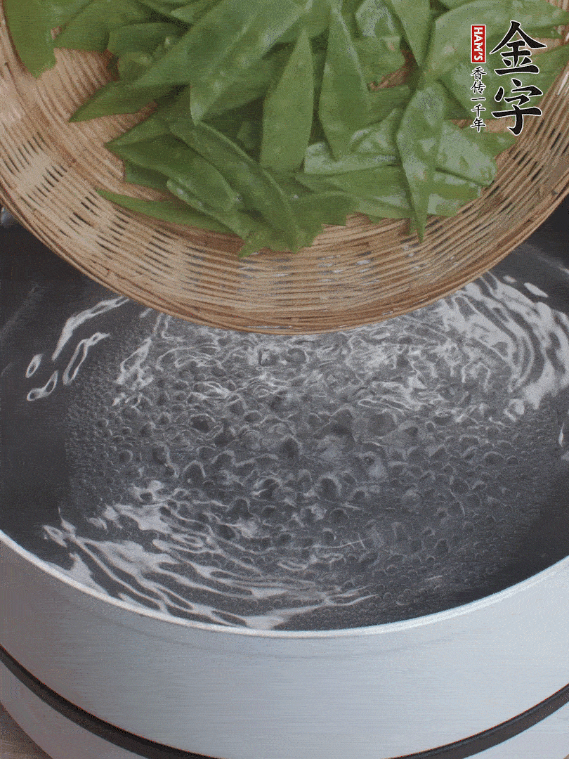 甜豆莢撕掉老筋，斜切兩半，焯水1分鐘。