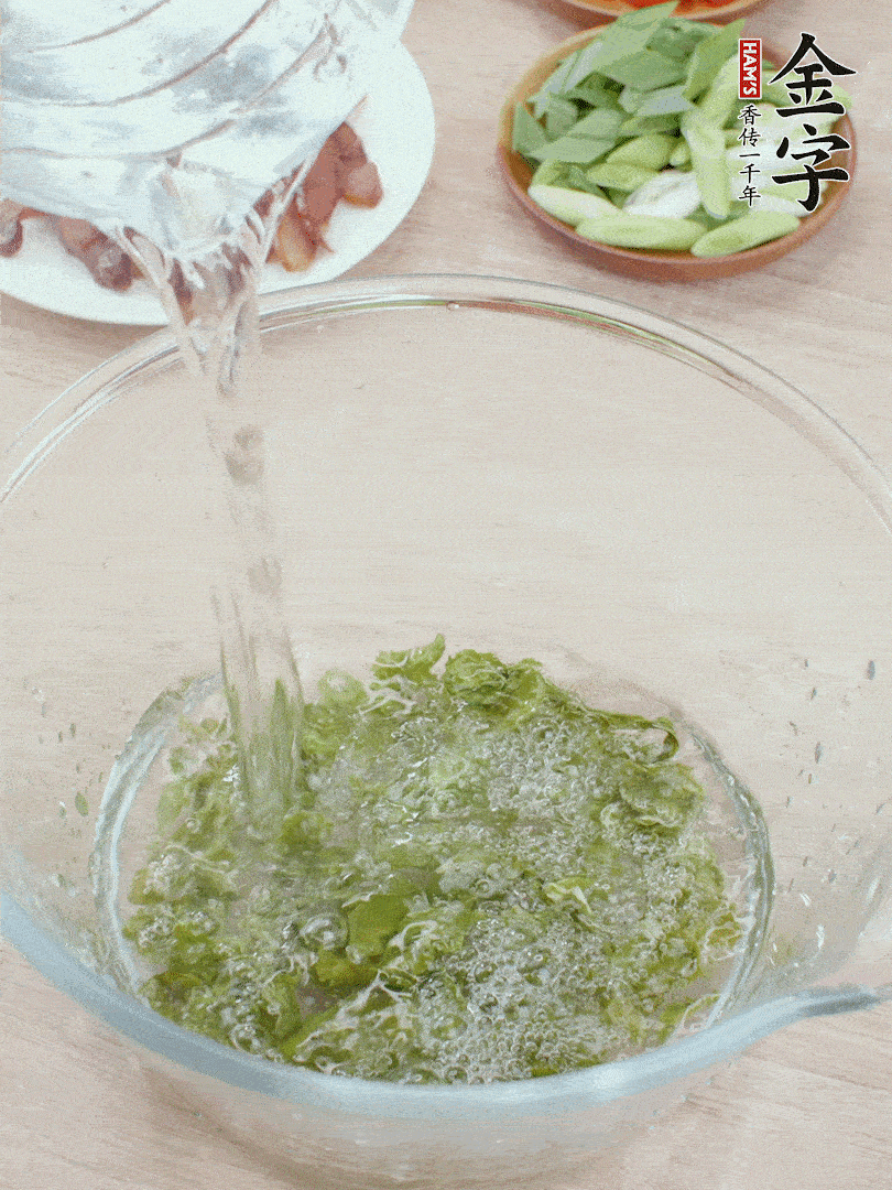 萵筍干溫水泡2小時(shí)，青紅辣椒切圈，姜切片，青蒜斜切段。