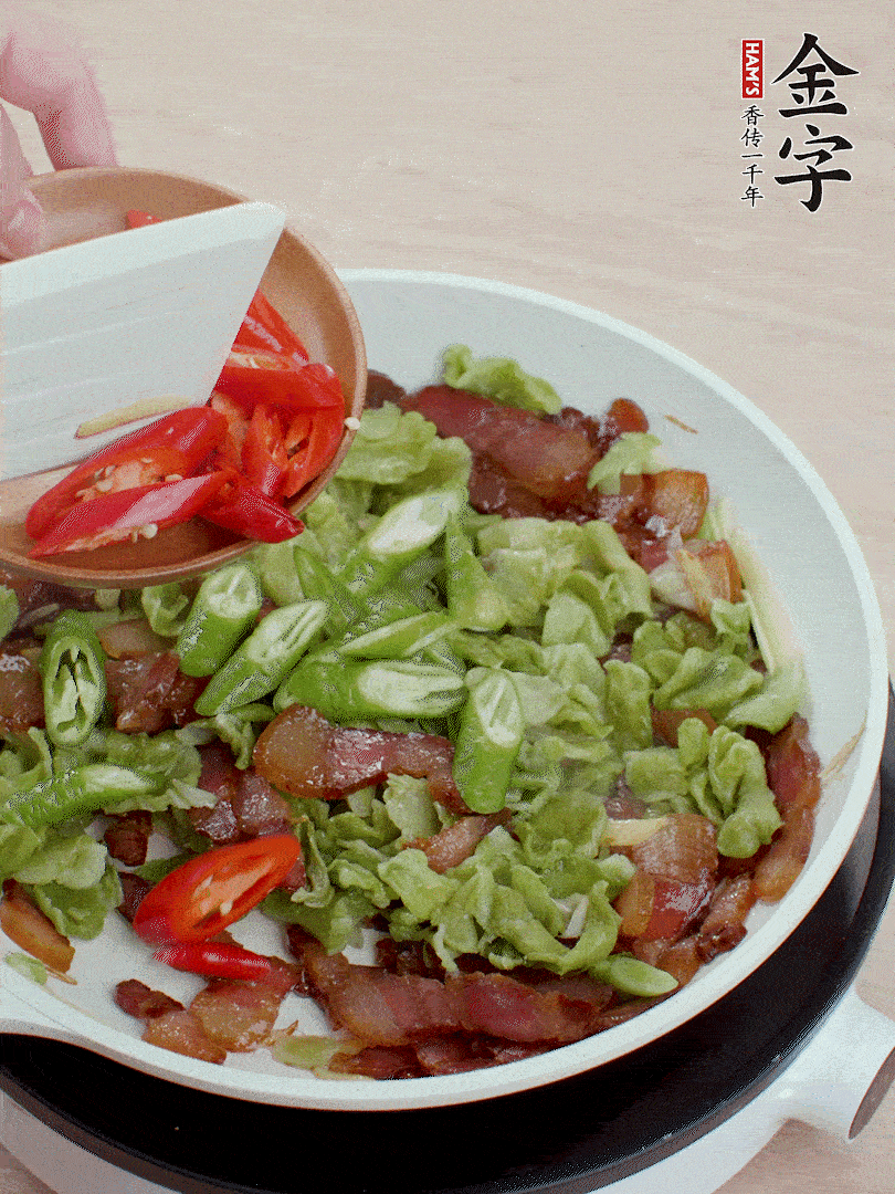 放萵筍干、青紅椒圈爆炒1分鐘。