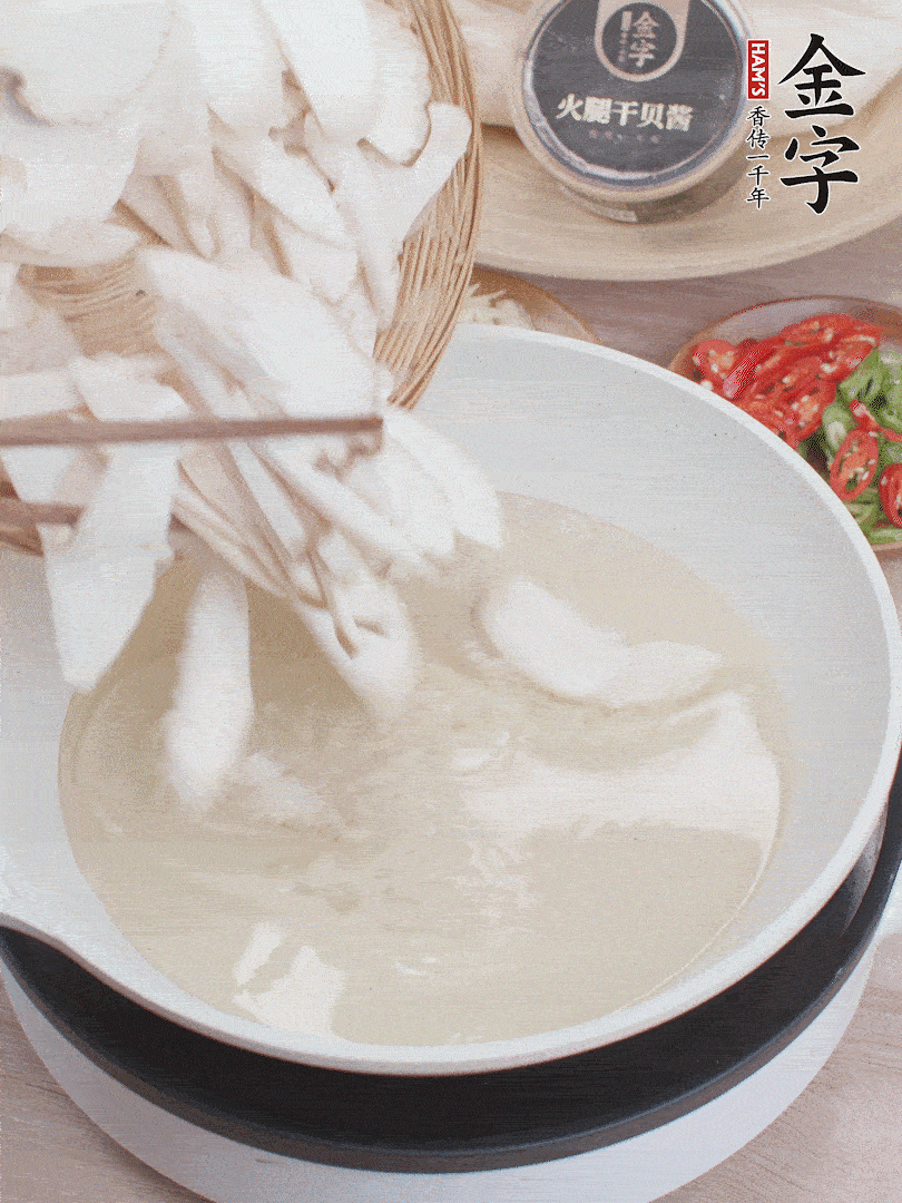 杏鮑菇切成片，油溫7層熱炸2分鐘。