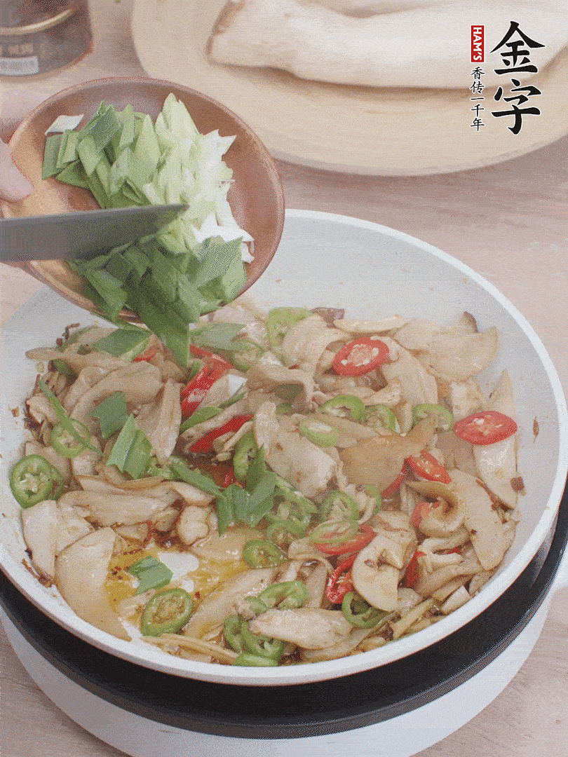 淋少許料酒、最后放大蒜葉。