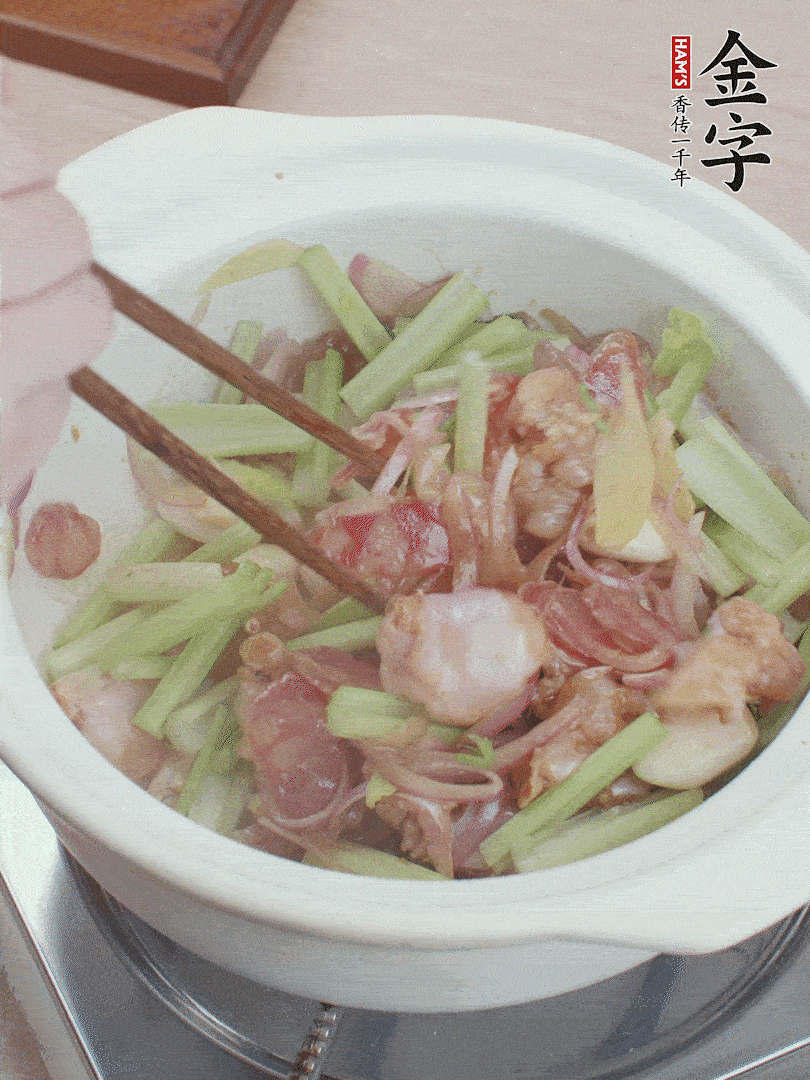 下牛蛙、芹菜、香腸翻炒。