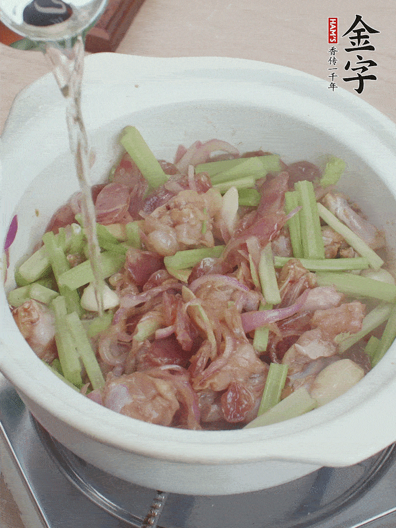 牛蛙變色后，淋點(diǎn)啤酒，加蓋后調(diào)小火燜10分鐘。