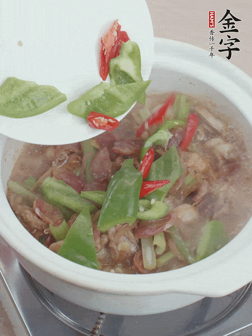 下綠菜椒，翻炒1分鐘。