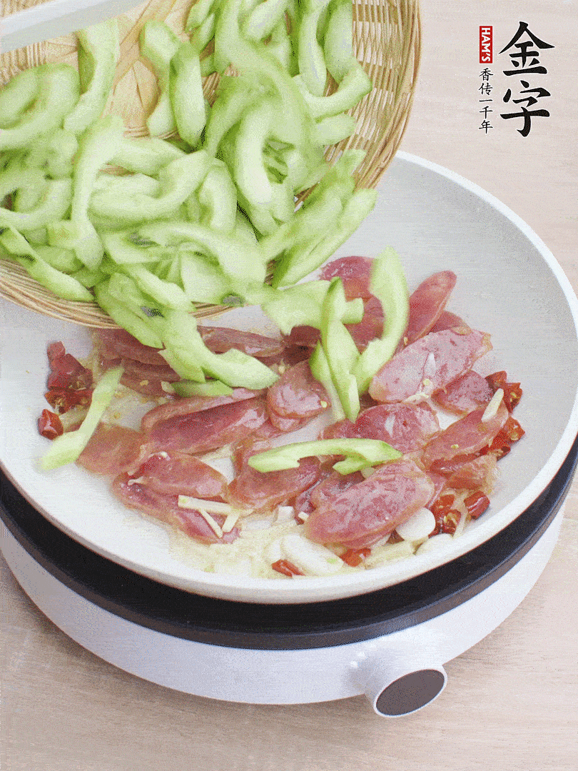 下香腸煸出油脂，放黃瓜翻炒。