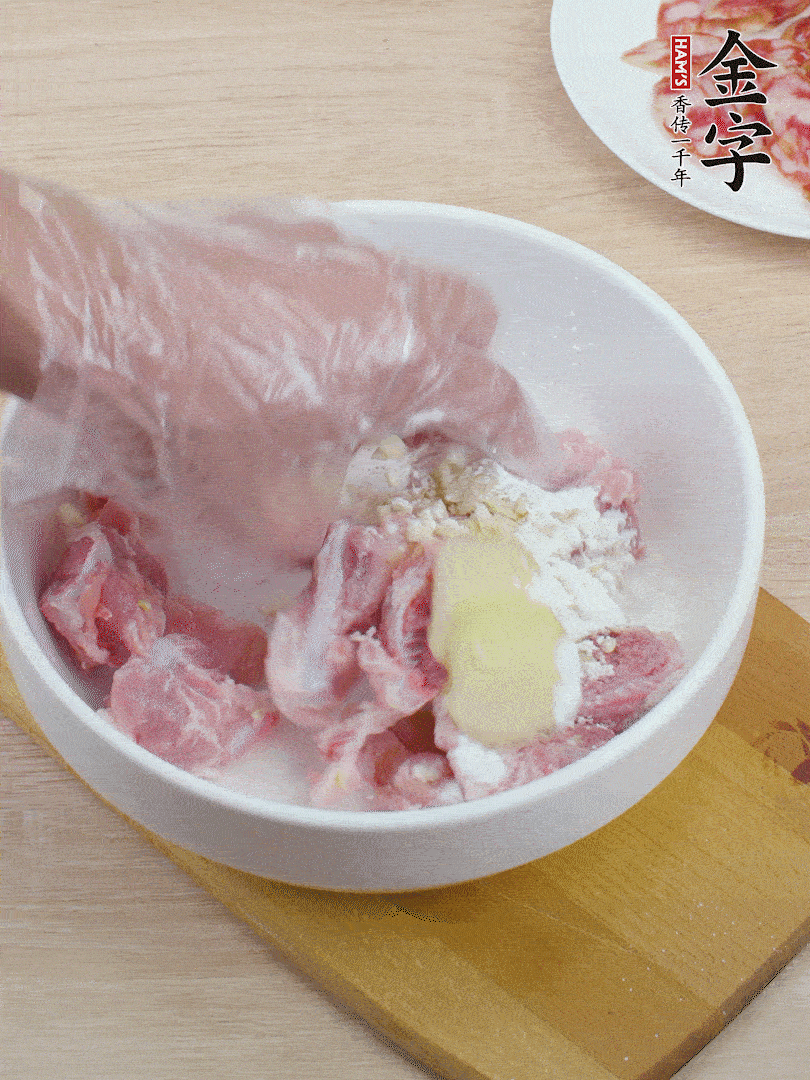 洗凈的小排，加鹽、姜、蒜末、淀粉、胡椒粉抓勻，腌制15分鐘。