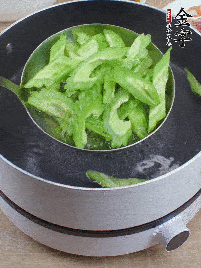 苦瓜去瓤切小塊，開(kāi)水中加鹽汆燙30秒。