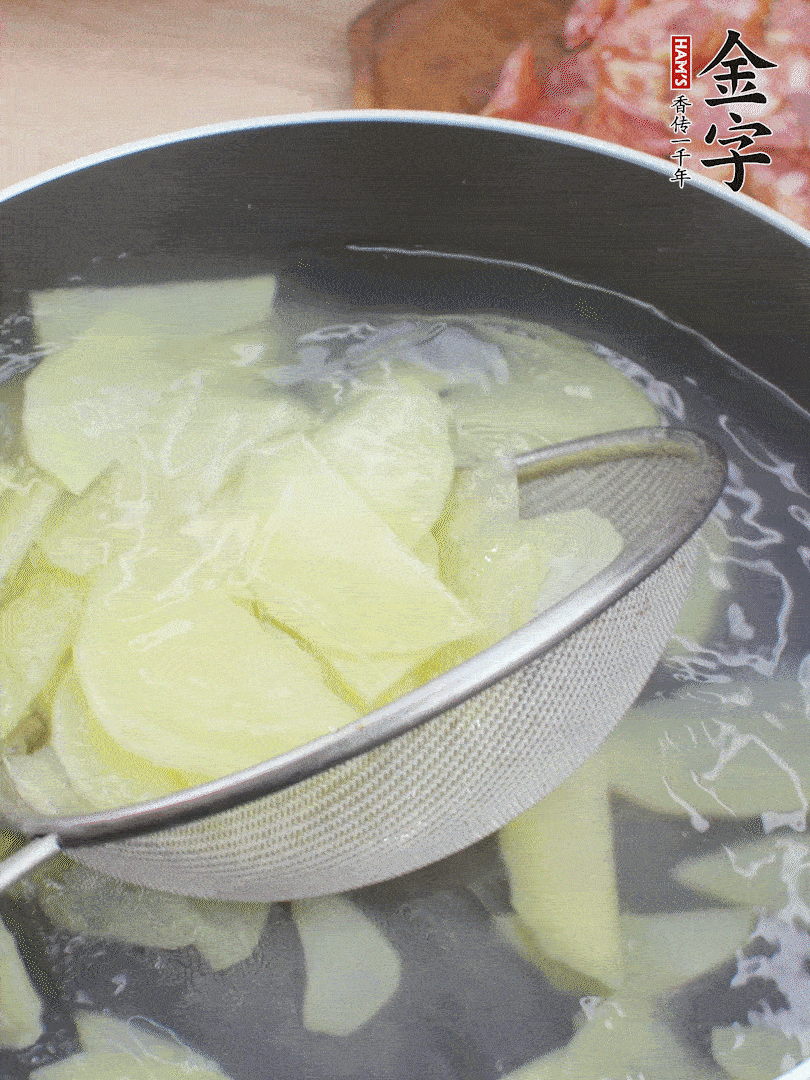 土豆去皮切片，汆燙1分鐘。香腸切薄片。