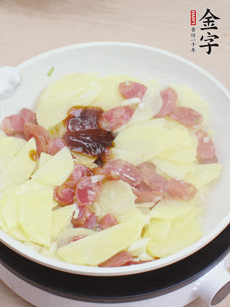 下土豆片，1勺生抽、1勺蠔油、1/3勺鹽、1/3勺糖炒至入味。