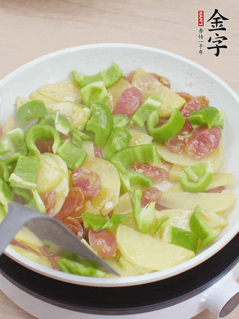 下辣椒翻炒1分鐘。