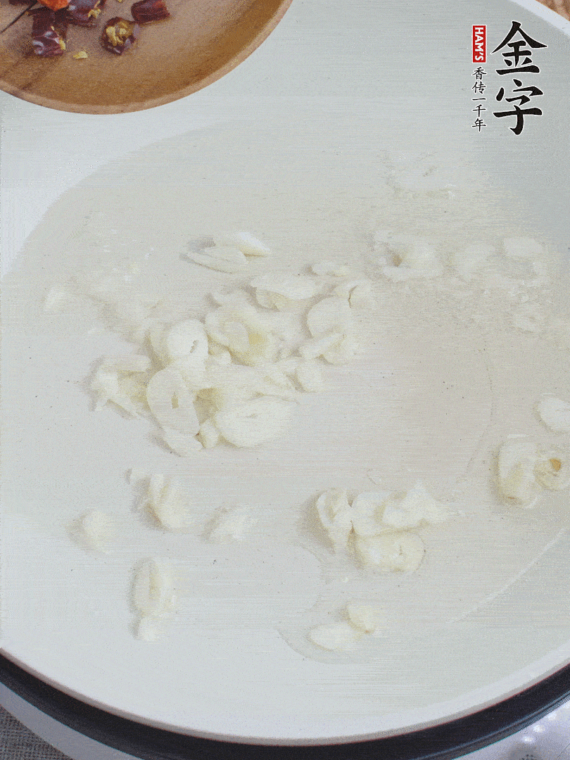 藕去皮，切成1cm見方的丁，放入清水浸泡。美人椒切圈。蒜切成末。