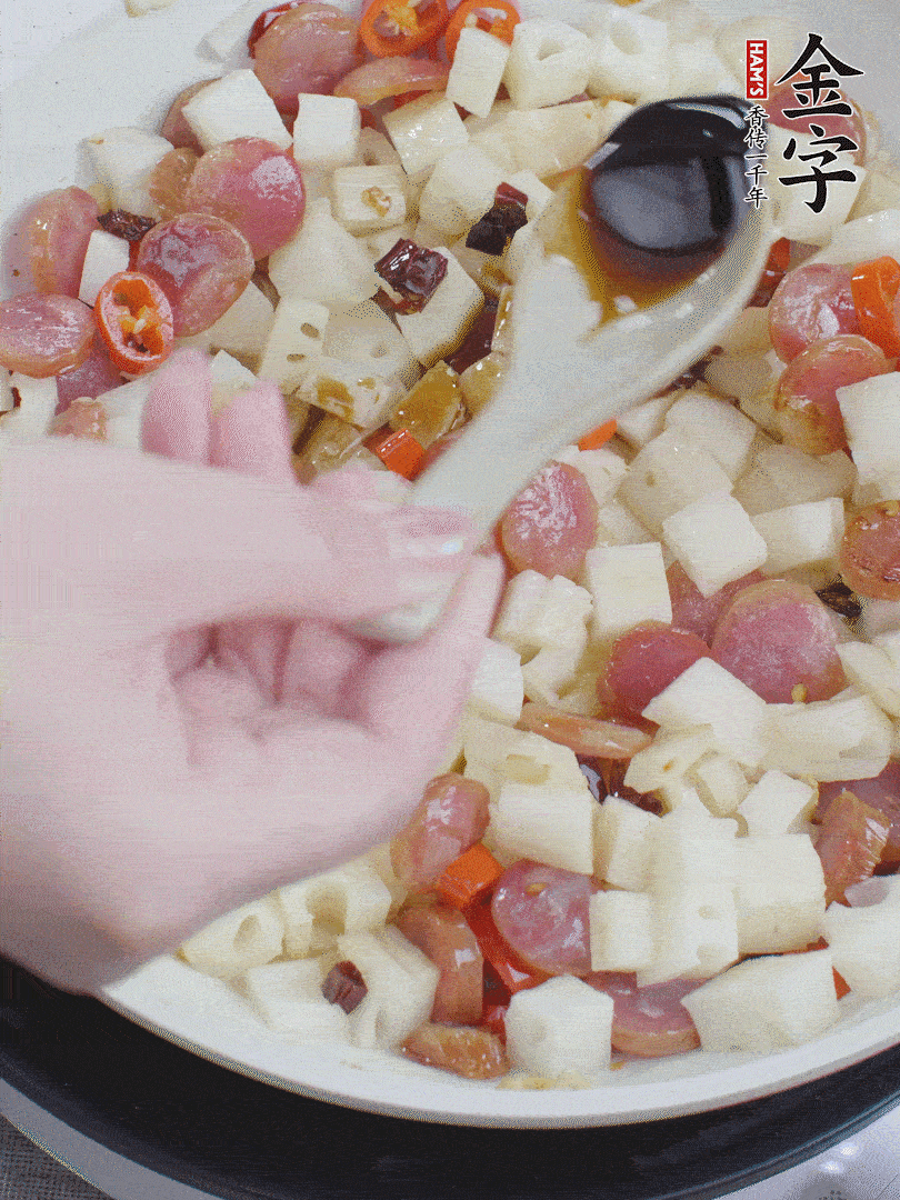 下藕丁，加生抽、香醋、白糖、鹽翻炒均勻。