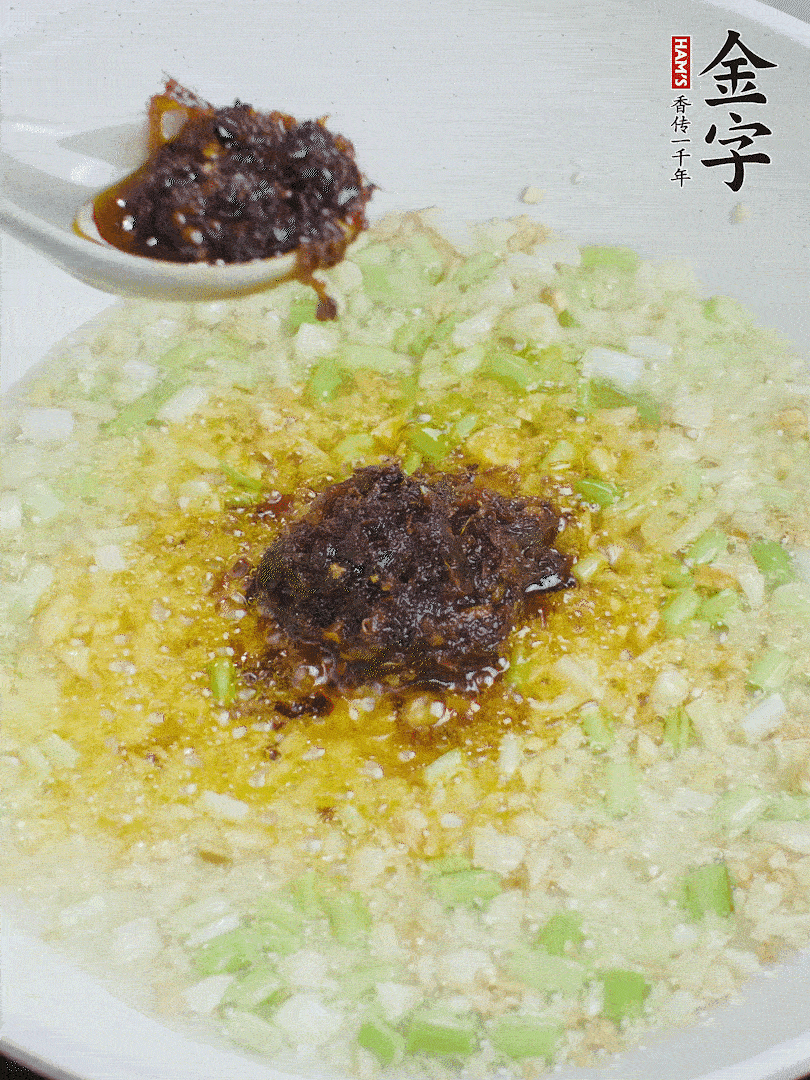 下蔥姜、1大勺金字火腿大師醬爆香。