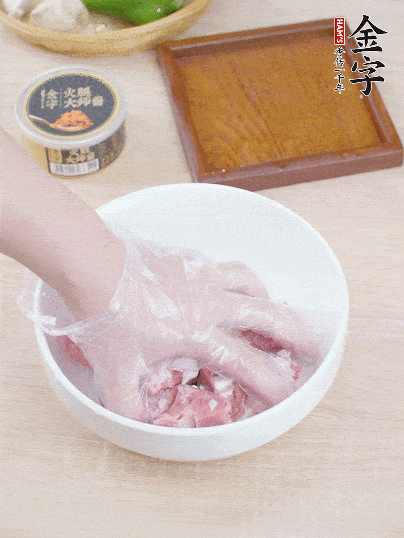 豬小排，加1勺料酒、1勺蠔油、1/3勺白胡椒粉、淀粉，抓拌均勻腌漬30分鐘。青椒去蒂去籽切塊。洋蔥去皮切塊。