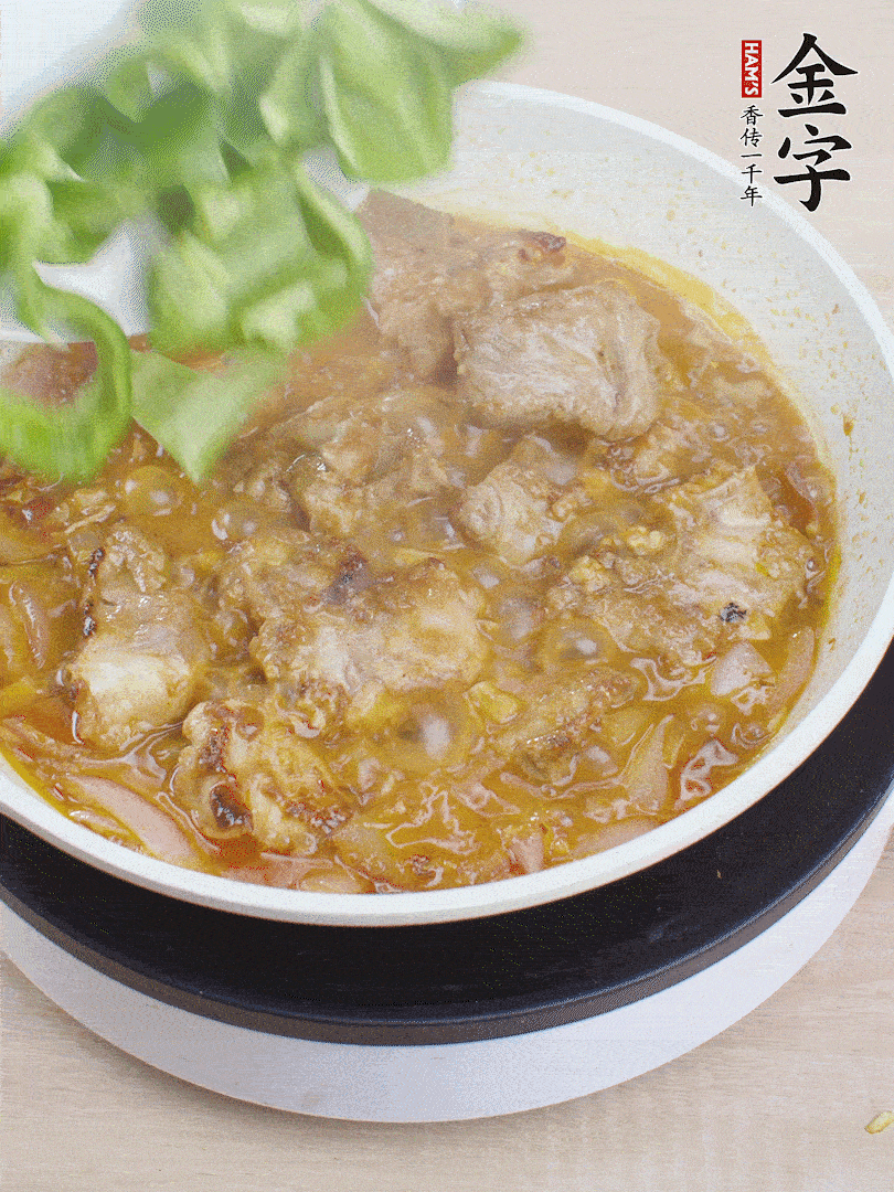 下青椒，翻炒炒至湯汁收干。