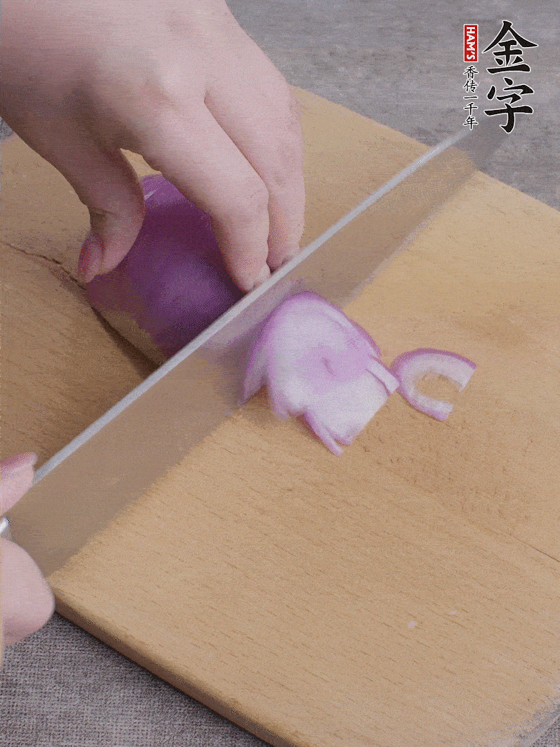 洋蔥切絲、蔥切段。