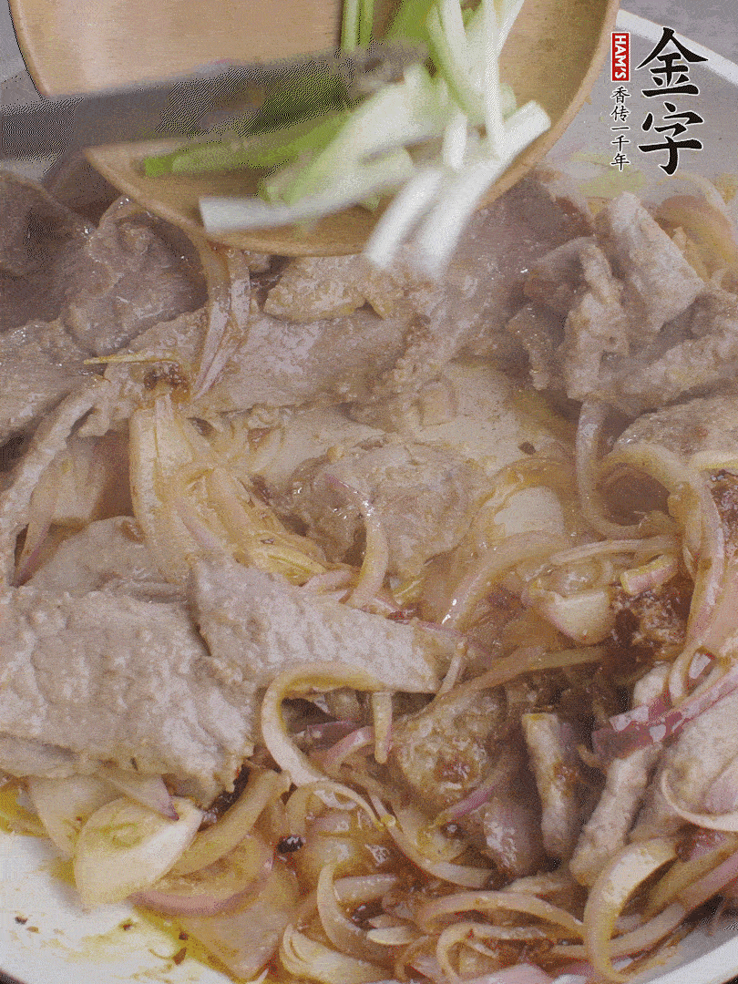 下牛肉、蔥段快炒。