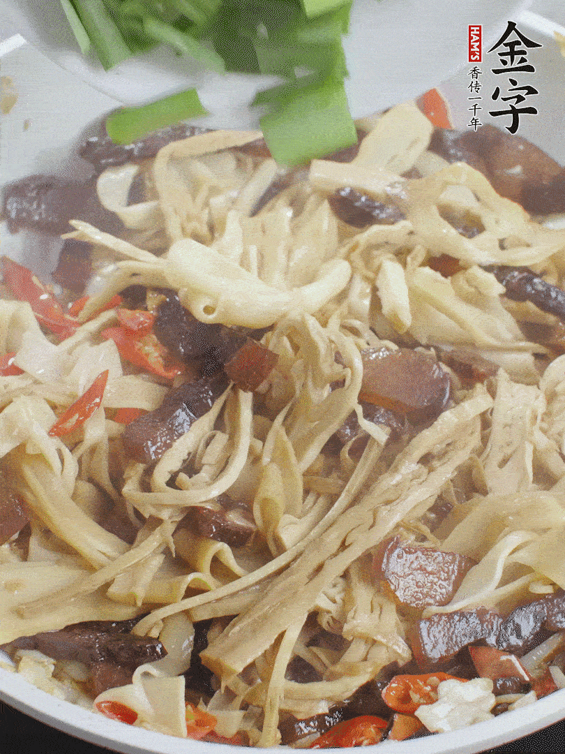 翻炒均勻，下蒜葉。