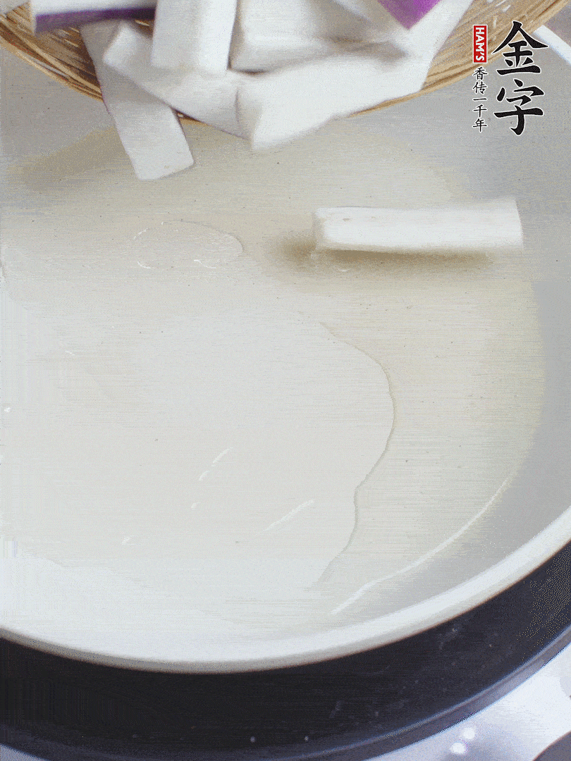 杭茄洗凈去蒂，縱向剖成4份，切成長10cm左右的段。白洋蔥切絲。口蘑洗凈去掉柄。紅椒切菱形片。