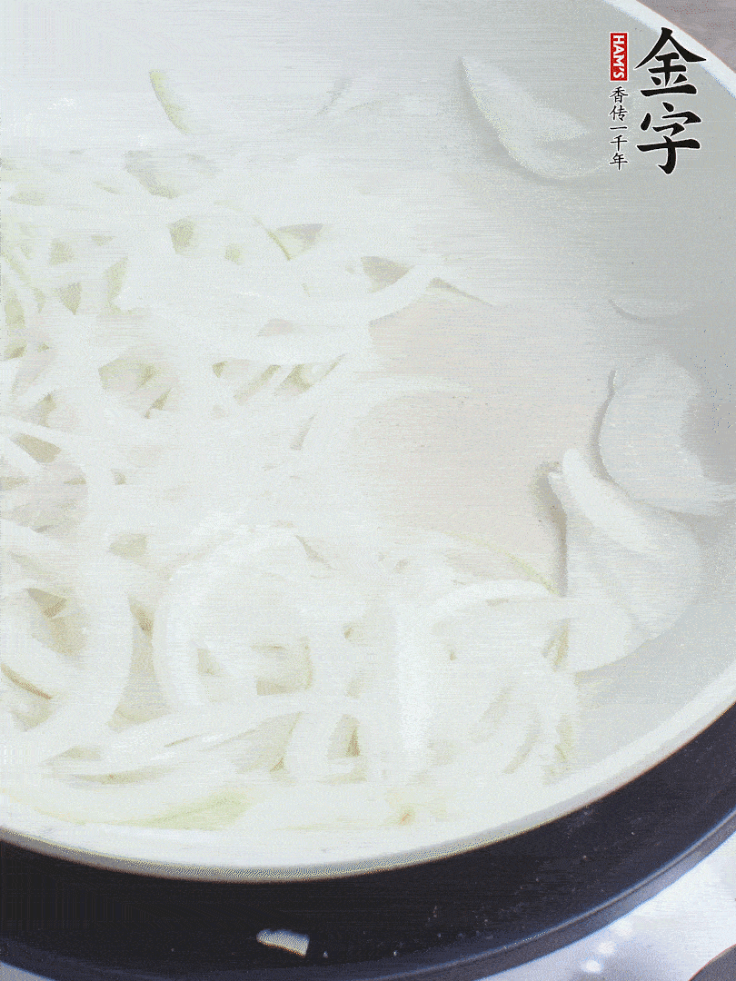 油熱下洋蔥絲、紅椒炒出香味。