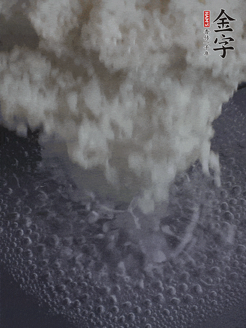 浸泡好的大米，沸水下鍋煮5分鐘，撈出瀝干。