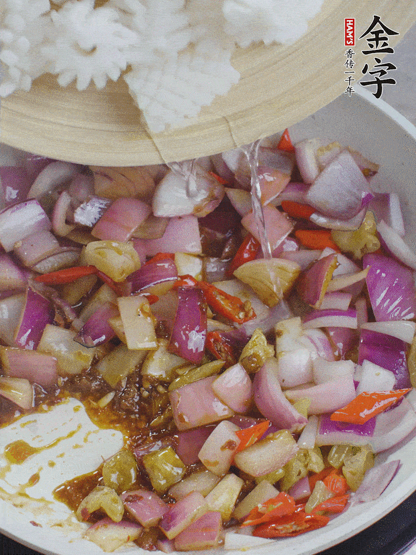 下魷魚花，2勺料酒炒勻。