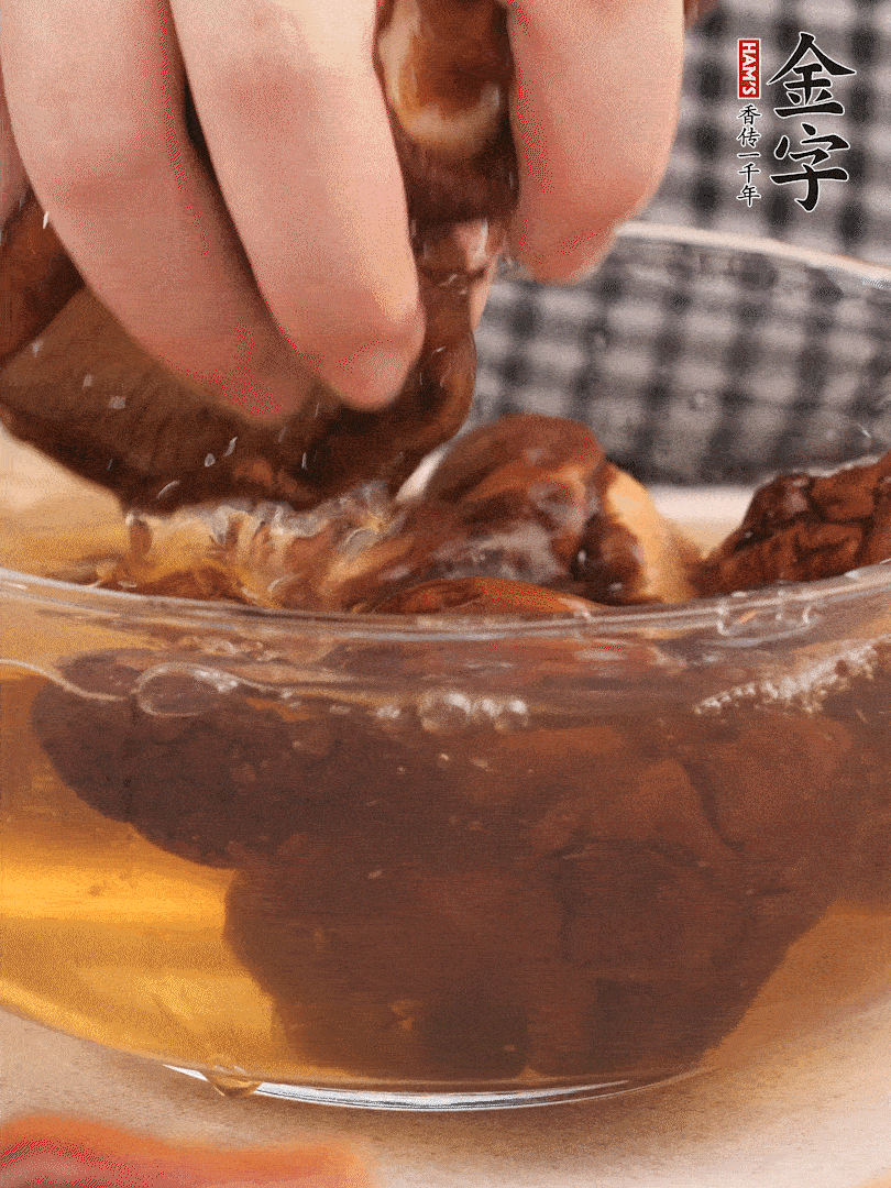 干香菇溫水泡發(fā)，去蒂洗凈切十字。