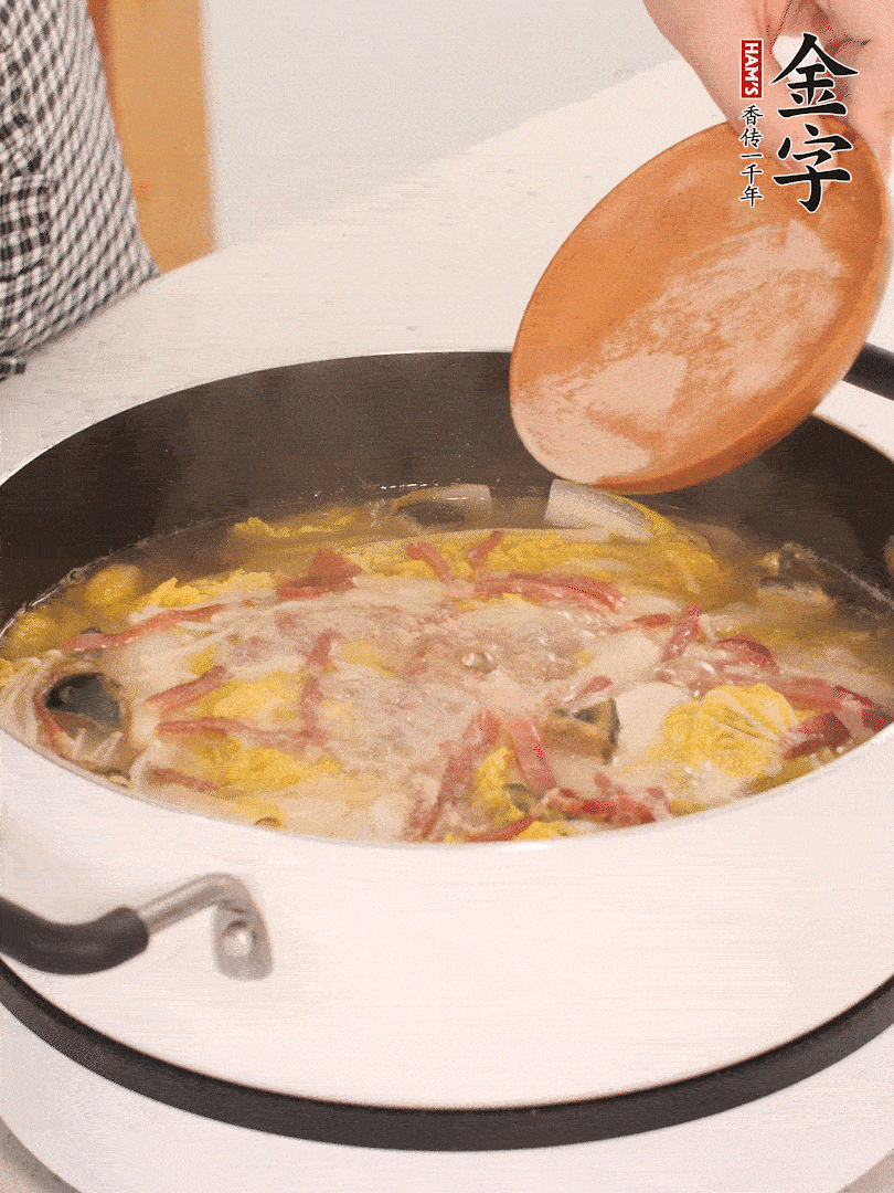 加適量的白胡椒調(diào)味。