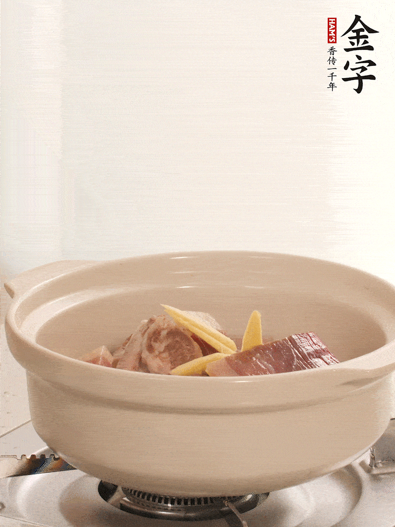 湯鍋放入排骨、火腿、姜，加適量水。煮開后轉(zhuǎn)小火燉40分鐘。