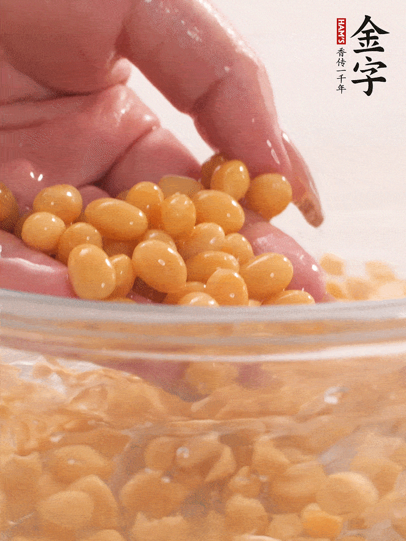 黃豆浸泡2小時，充分泡發(fā)，挑出干癟的不要。