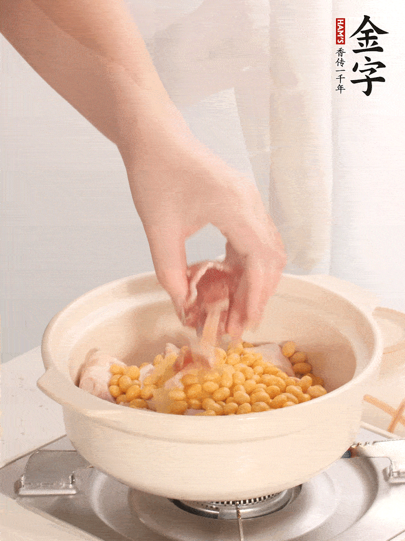 湯鍋放入豬蹄、姜片，加入黃豆、火腿，倒入足量的清水、適量料酒。