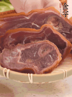 金字火腿蹄片溫水泡10分鐘。