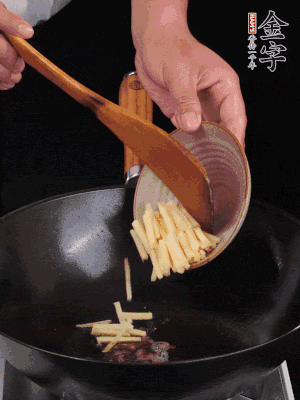 留少許余油，下姜絲、毛豆、火腿翻炒。