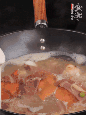 最后用面糊勾芡，燒至收汁，出鍋前撒點蔥段。