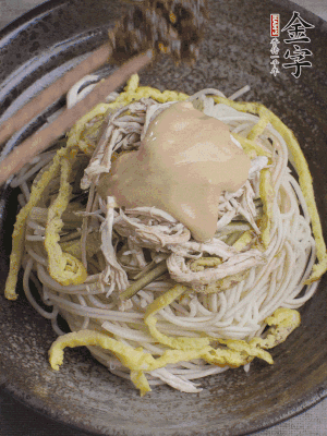 生抽1勺、醋1勺、芝麻醬1勺、金字火腿大師醬1勺。