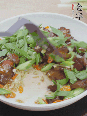 倒蒜葉翻炒均勻。