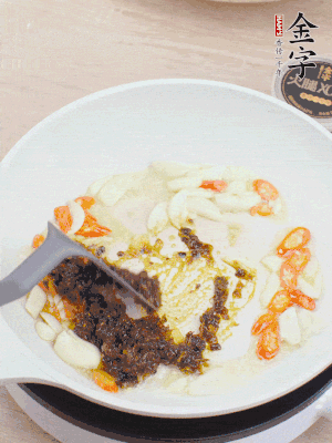 豬油下鍋，爆香蒜片、金字火腿XO醬。