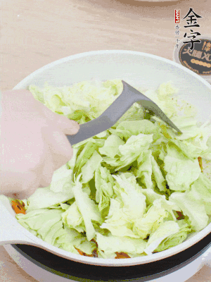 下卷心菜翻炒。