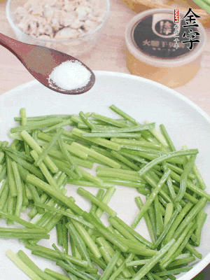 起鍋熱油，下韭菜苔炒至變色。加少許鹽。