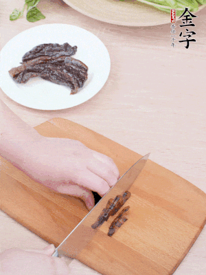 金字醬油肉下鍋煮10分鐘，切薄片。