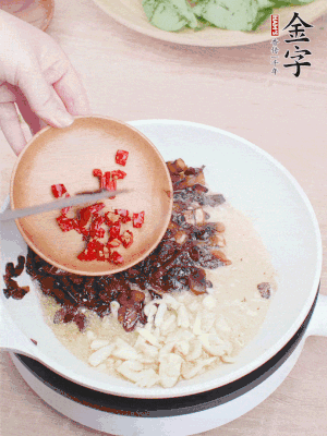 爆香蒜末、小米辣。