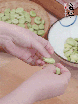蠶豆剝殼，去掉豆衣，切碎。